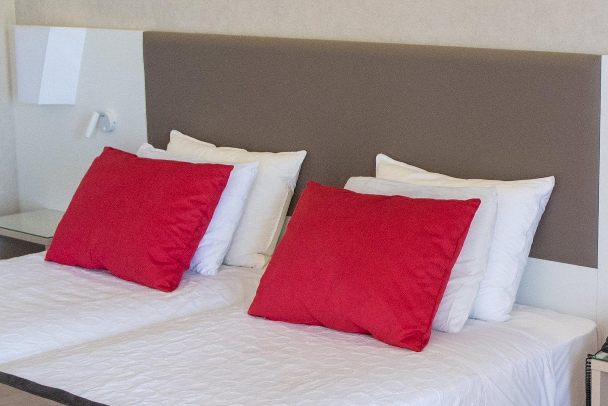 Ramada Plaza By Wyndham Thraki Hotel Alexandroúpolis Ngoại thất bức ảnh Pillows on a bed