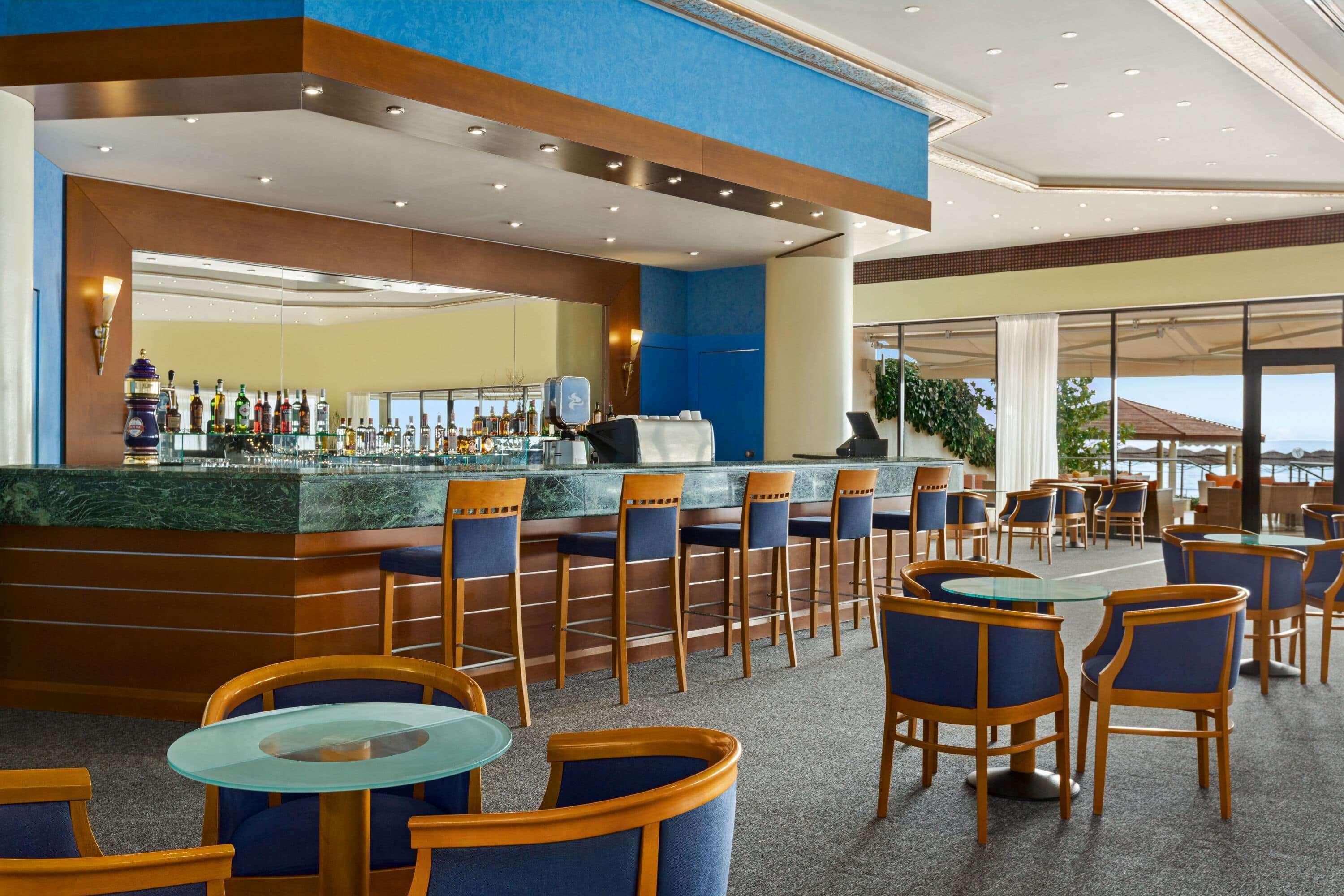Ramada Plaza By Wyndham Thraki Hotel Alexandroúpolis Ngoại thất bức ảnh The bar at the Sheraton Club