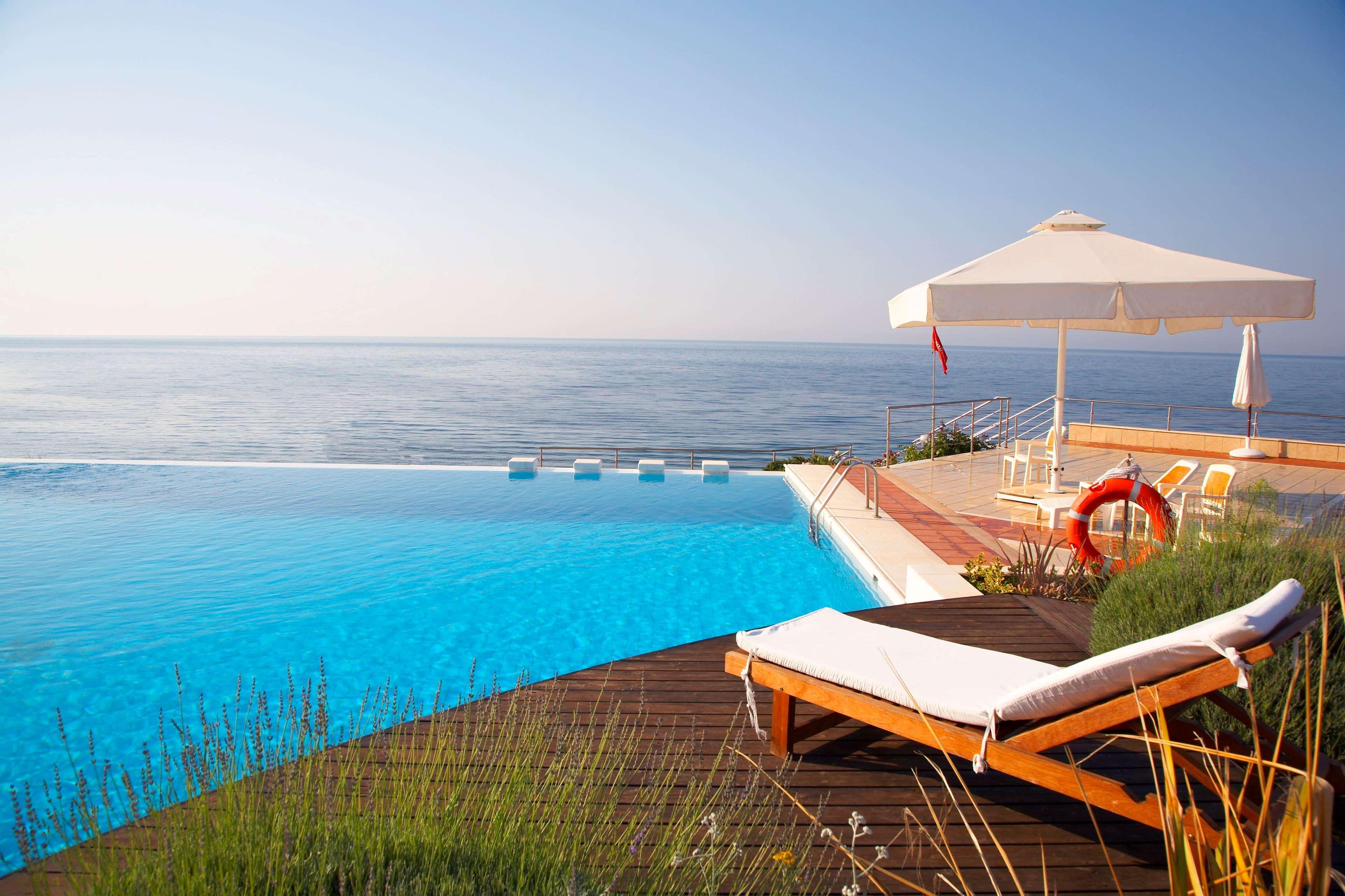 Ramada Plaza By Wyndham Thraki Hotel Alexandroúpolis Ngoại thất bức ảnh Infinity pool at the Hotel Porto Bay Falomo, Venice, Italy