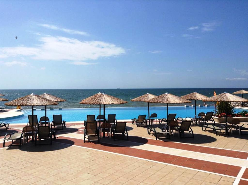 Ramada Plaza By Wyndham Thraki Hotel Alexandroúpolis Ngoại thất bức ảnh A pool at a resort in Varvarovski, Bulgaria