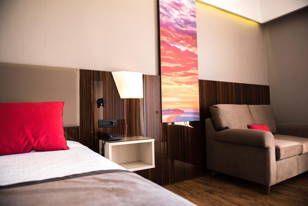 Ramada Plaza By Wyndham Thraki Hotel Alexandroúpolis Ngoại thất bức ảnh A room at the hotel