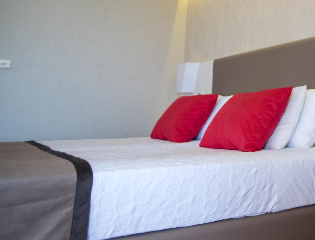 Ramada Plaza By Wyndham Thraki Hotel Alexandroúpolis Ngoại thất bức ảnh A bed with a throw