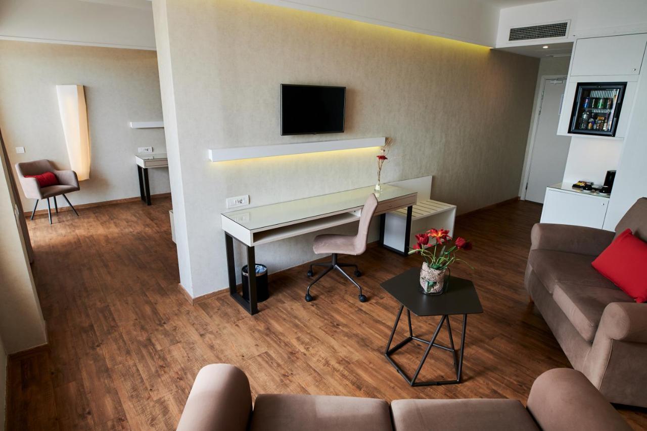 Ramada Plaza By Wyndham Thraki Hotel Alexandroúpolis Ngoại thất bức ảnh Suite
