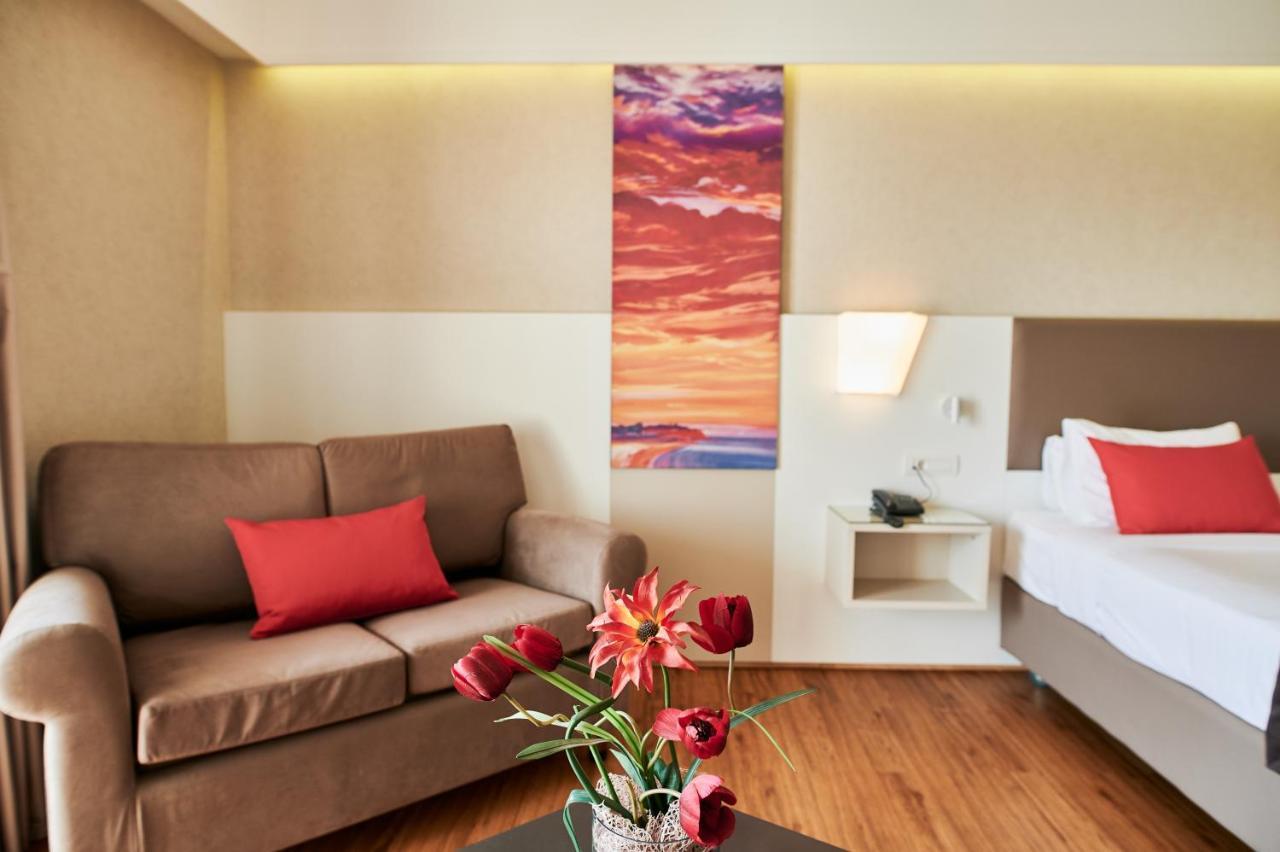 Ramada Plaza By Wyndham Thraki Hotel Alexandroúpolis Ngoại thất bức ảnh A room at the hotel