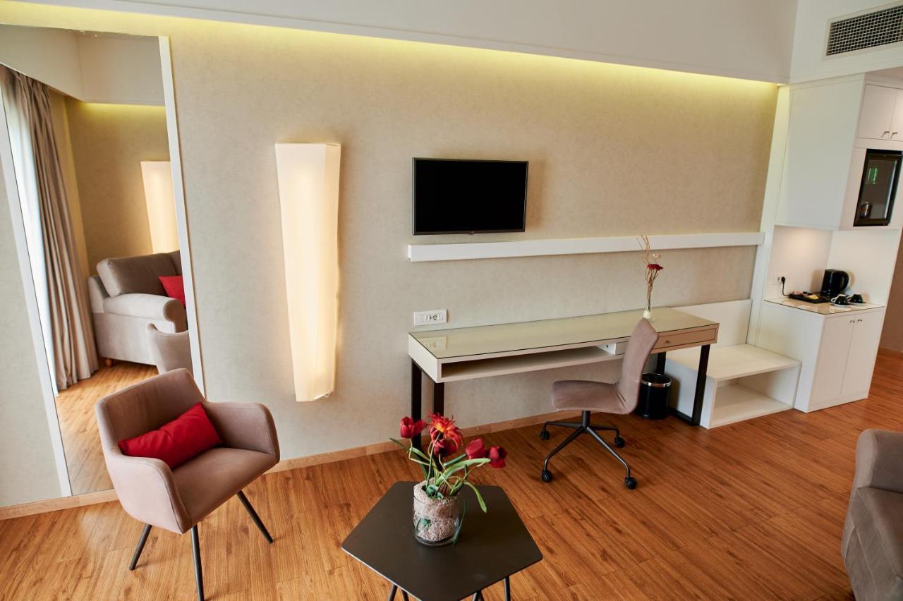 Ramada Plaza By Wyndham Thraki Hotel Alexandroúpolis Ngoại thất bức ảnh A room at the hotel